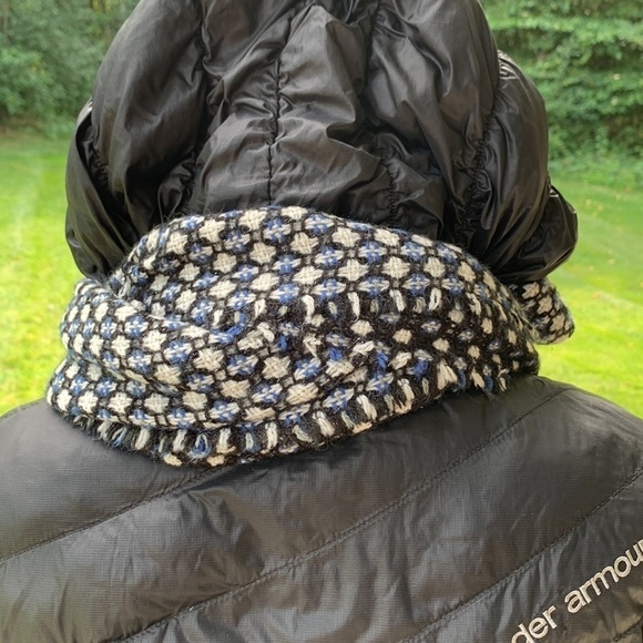 Banana republic scarf variegated pattern in black blue white with fringe - Picture 4 of 10